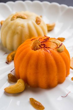 Düz veya Alman aromalı irmik helva / Sooji ka helva ya da tatlı Rava Sheera veya shira - Hint Festivali tatlı yapılan irmik sütü safran fındık ve Ghee