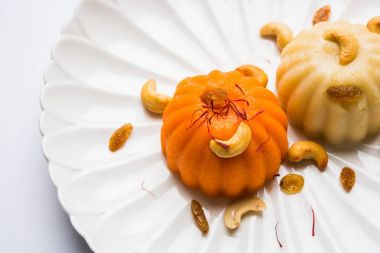 Düz veya Alman aromalı irmik helva / Sooji ka helva ya da tatlı Rava Sheera veya shira - Hint Festivali tatlı yapılan irmik sütü safran fındık ve Ghee