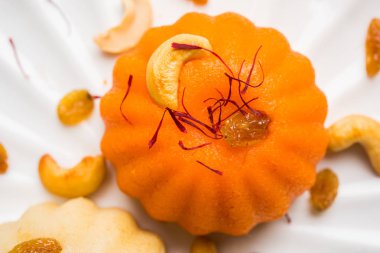 Düz veya Alman aromalı irmik helva / Sooji ka helva ya da tatlı Rava Sheera veya shira - Hint Festivali tatlı yapılan irmik sütü safran fındık ve Ghee