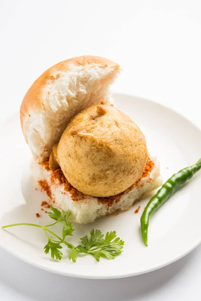 Indian street food Vada Pav eller Vada Paav eller Vadapav, selektiv fokus — Stockfoto