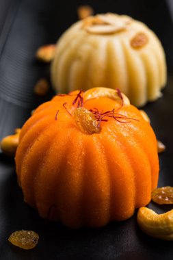 Düz veya Alman aromalı irmik helva / Sooji ka helva ya da tatlı Rava Sheera veya shira - Hint Festivali tatlı yapılan irmik sütü safran fındık ve Ghee