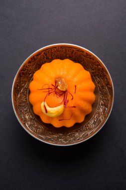Düz veya Alman aromalı irmik helva / Sooji ka helva ya da tatlı Rava Sheera veya shira - Hint Festivali tatlı yapılan irmik sütü safran fındık ve Ghee