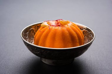 Düz veya Alman aromalı irmik helva / Sooji ka helva ya da tatlı Rava Sheera veya shira - Hint Festivali tatlı yapılan irmik sütü safran fındık ve Ghee