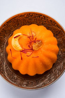 Düz veya Alman aromalı irmik helva / Sooji ka helva ya da tatlı Rava Sheera veya shira - Hint Festivali tatlı yapılan irmik sütü safran fındık ve Ghee