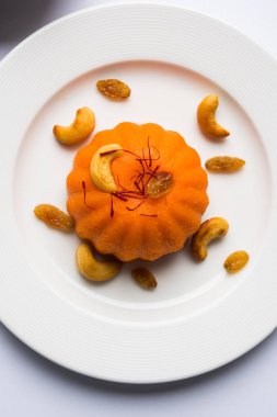 Düz veya Alman aromalı irmik helva / Sooji ka helva ya da tatlı Rava Sheera veya shira - Hint Festivali tatlı yapılan irmik sütü safran fındık ve Ghee