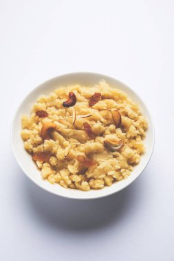 Düz veya Alman aromalı irmik helva / Sooji ka helva ya da tatlı Rava Sheera veya shira - Hint Festivali tatlı yapılan irmik sütü safran fındık ve Ghee