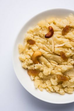 Düz veya Alman aromalı irmik helva / Sooji ka helva ya da tatlı Rava Sheera veya shira - Hint Festivali tatlı yapılan irmik sütü safran fındık ve Ghee