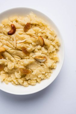 Düz veya Alman aromalı irmik helva / Sooji ka helva ya da tatlı Rava Sheera veya shira - Hint Festivali tatlı yapılan irmik sütü safran fındık ve Ghee