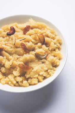 Düz veya Alman aromalı irmik helva / Sooji ka helva ya da tatlı Rava Sheera veya shira - Hint Festivali tatlı yapılan irmik sütü safran fındık ve Ghee