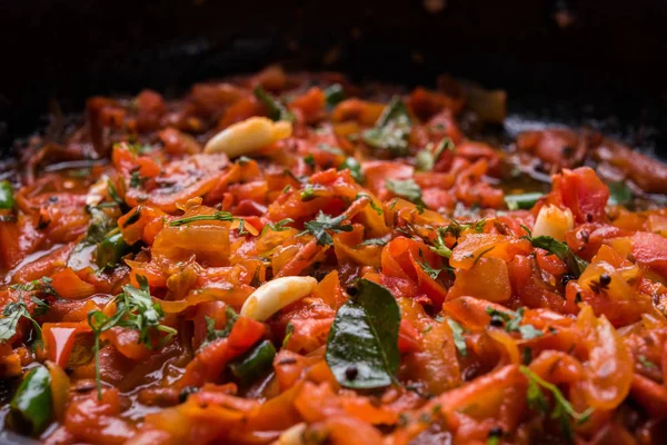 Томатный карри или Сабзи или сабджи или чатни, популярное индийское овощное меню для основного блюда — стоковое фото