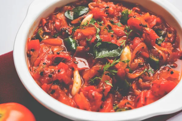 番茄咖喱或 Sabzi 或 sabji 或酸辣酱，主要课程受欢迎印度菜菜单 — 图库照片