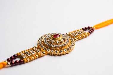 Raksha Bandhan tebrik - Serdar ve tatlı kaju katli veya Kaymaklı ve pirinç taneleri ve Recep dekoratif bir plaka ile hediye. Geleneksel Hint bilek band kardeşlerim arasındaki sevgi bir semboldür