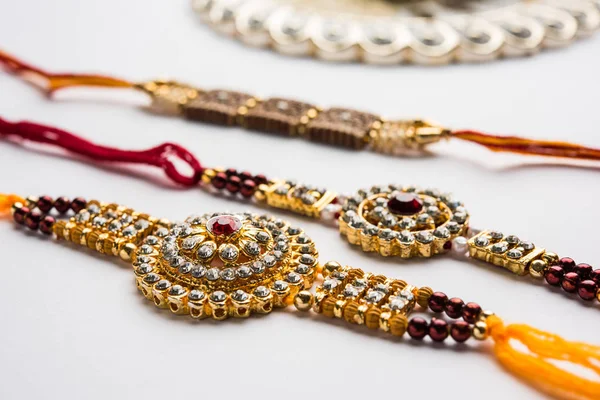 Raksha Bandhan Gruß - Rakhi und Geschenk mit süßem Kaju Katli oder Mitthai und Reiskörnern & Kumkum in einem dekorativen Teller. traditionelles indisches Armband ist ein Symbol der Liebe zwischen Brüdern und Schwestern — Stockfoto
