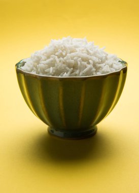 Basmati pirinç seramik kase, Hint beyaz ve uzun basmati pirinç pişmiş ve kapta, seçici odak hizmet