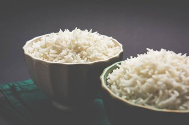 Basmati pirinç seramik kase, Hint beyaz ve uzun basmati pirinç pişmiş ve kapta, seçici odak hizmet