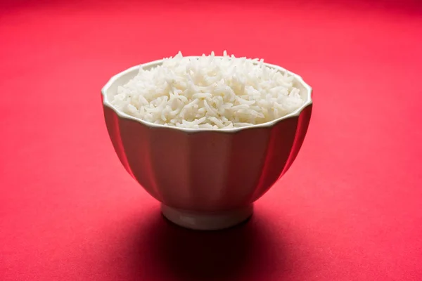 Basmati rizs egy kerámia tálba, indiai fehér és hosszú basmati rizs főtt és a tálban, szelektív összpontosít — Stock Fotó