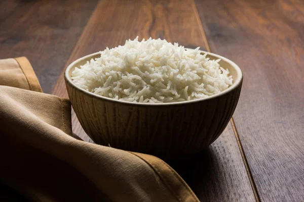 Basmati pirinç seramik kase, Hint beyaz ve uzun basmati pirinç pişmiş ve kapta, seçici odak hizmet