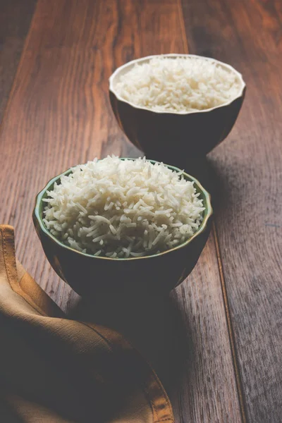 Basmati pirinç seramik kase, Hint beyaz ve uzun basmati pirinç pişmiş ve kapta, seçici odak hizmet