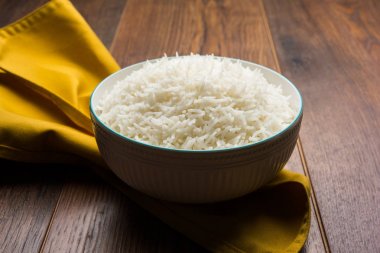 Basmati pirinç seramik kase, Hint beyaz ve uzun basmati pirinç pişmiş ve kapta, seçici odak hizmet