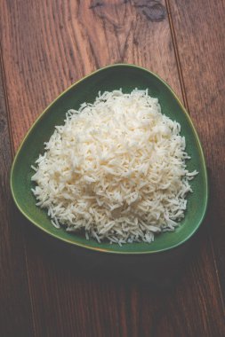 Basmati pirinç seramik kase, Hint beyaz ve uzun basmati pirinç pişmiş ve kapta, seçici odak hizmet