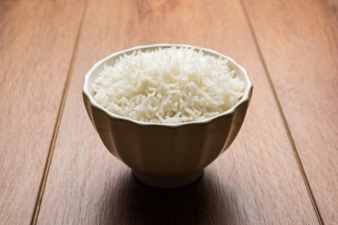 Basmati pirinç seramik kase, Hint beyaz ve uzun basmati pirinç pişmiş ve kapta, seçici odak hizmet