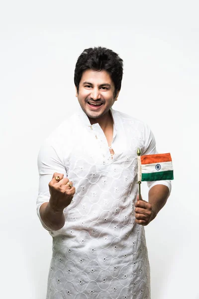 Indiano bonito menino ou homem em branco étnico desgaste segurando bandeira nacional indiana e mostrando patriotismo, de pé isolado sobre fundo branco — Fotografia de Stock