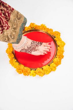 Gruha Pravesh / Gruhapravesh / sıvı Recep kocanın evde adım ile dolu bir tabak Griha Pravesh, portre resim onun uygun daldırma bir yeni evli Hint Hindu gelinin sağ ayak