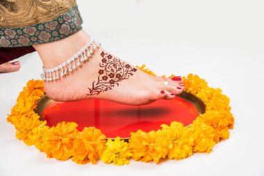 Gruha Pravesh / Gruhapravesh / sıvı Recep kocanın evde adım ile dolu bir tabak Griha Pravesh, portre resim onun uygun daldırma bir yeni evli Hint Hindu gelinin sağ ayak