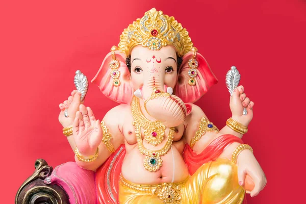Immagine ravvicinata di una statua o idolo della statuetta di Lord Ganesha fatta di argilla isolata su sfondo piano — Foto Stock