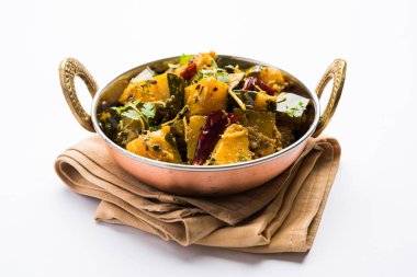 Popüler Hint ana yemek sebze kabak kuru köri veya kaddooor kaddu kı sabzi Hintçe, lal bhopla chi bhaji marathi, seçici odak içinde