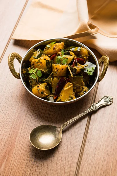 Популярное индийское основное блюдо овощ тыквы сухой карри или kaddooor kaddu ki sabzi на хинди, лал бхопла чи бхаджи в маратхи, избирательный фокус — стоковое фото