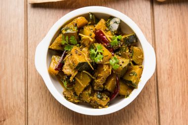 Popüler Hint ana yemek sebze kabak kuru köri veya kaddooor kaddu kı sabzi Hintçe, lal bhopla chi bhaji marathi, seçici odak içinde