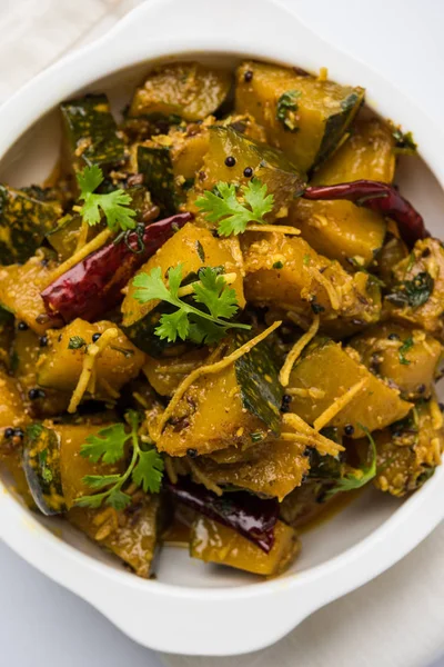 Piatto principale popolare indiano vegetale Zucca curry secco o kaddooor kaddu ki sabzi in hindi, lal bhopla chi bhaji in marathi, messa a fuoco selettiva — Foto Stock