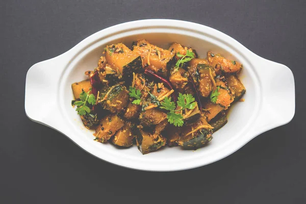 Популярное индийское основное блюдо овощ тыквы сухой карри или kaddooor kaddu ki sabzi на хинди, лал бхопла чи бхаджи в маратхи, избирательный фокус — стоковое фото