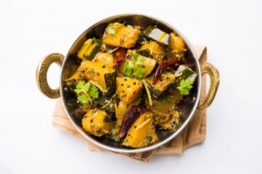 Popüler Hint ana yemek sebze kabak kuru köri veya kaddooor kaddu kı sabzi Hintçe, lal bhopla chi bhaji marathi, seçici odak içinde