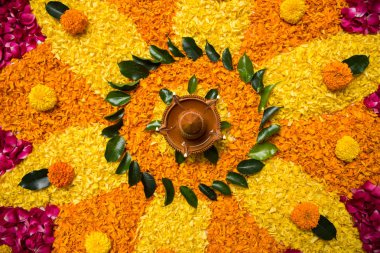 Rangoli Diwali için çiçek veya pongal diwali diya orta, seçici odak ile beyaz arka plan üzerinde kadife çiçeği veya zendu çiçekler ve kırmızı gül yaprakları kullanılarak yapılan