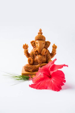 Lord ganesha Idol, pooja veya puja thali, bundi laddu/modak, durva ve ebegümeci veya jasvand çiçek mutlu Ganesh Chaturthi tebrik kartı gösteren fotoğrafı