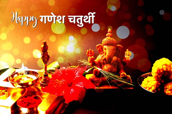 Glückliche Ganesh Chaturthi Grußkarte mit Foto von Lord Ganesha Idol, Pooja oder Puja Thali, bundi laddu / modak, Durva und Hibiskus oder Jasvand Blume — Stockfoto