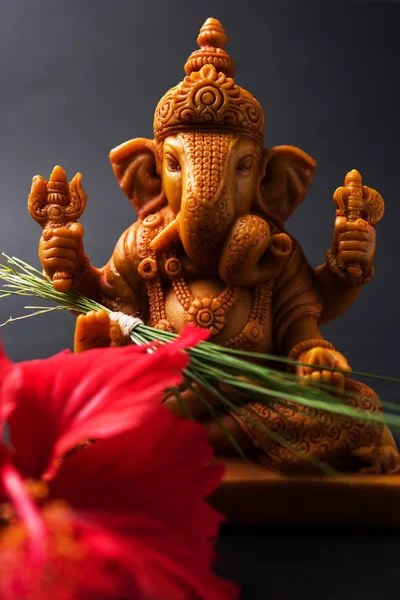 Happy Ganesh Chaturthi Greeting Card zobrazení fotografie lord ganesha idol, pooja nebo púdža thali, bundi Kristýna/modak, volně trsnaté a ibišek nebo jasvand květ — Stock fotografie