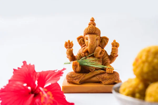Ευτυχισμένος Ganesh Chaturthi ευχετήρια κάρτα δείχνει φωτογραφία του ο Λόρδος Γκανέσα idol, pooja ή puja Θαλή, Μπούντι laddu/modak, durva και ιβίσκους ή jasvand λουλούδι — Φωτογραφία Αρχείου