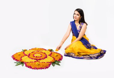 Hintli kadın veya genç kız çiçek yapma veya çiçek rangoli diwali veya onam, beyaz arka plan üzerinde izole