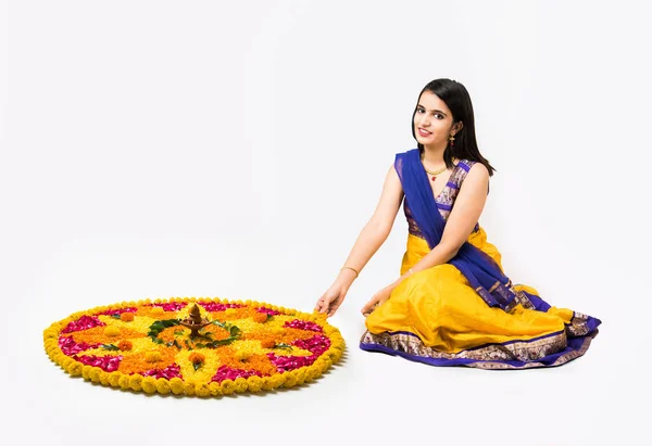Mulher indiana ou menina fazendo floral ou flor rangoli para diwali ou onam, isolado sobre fundo branco — Fotografia de Stock
