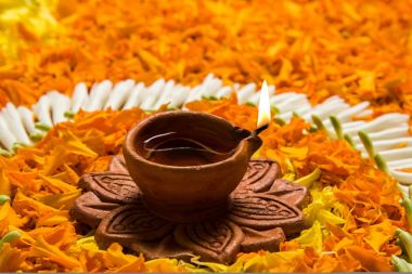 çiçek rangoli Diwali için veya pongal veya diwali diya orta, seçici odak ile beyaz arka plan üzerinde kadife çiçeği veya zendu çiçekler ve kırmızı gül yaprakları kullanılarak yapılan onam