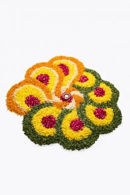 çiçek rangoli Diwali için veya pongal veya diwali diya orta, seçici odak ile beyaz arka plan üzerinde kadife çiçeği veya zendu çiçekler ve kırmızı gül yaprakları kullanılarak yapılan onam