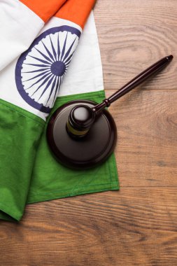 Hindistan düşük gösterilen stok fotoğraf ve yargı - Hint ulusal bayrak veya tahta tokmak gösteren kavram hukuk Hindistan ile tricolour
