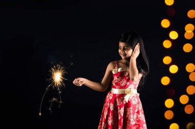 stok fotoğraf Hint küçük kızın yanma ışıltı veya phoolzadi ya da fulzadi ile diwali diwali gece diwali aydınlatma bokeh ile kutluyor