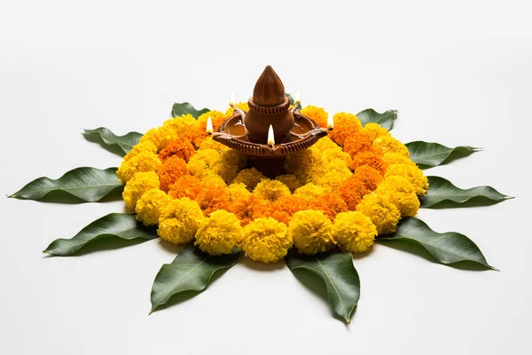 Gama de flores para Diwali o pongal o onam hechas con flores de caléndula o zendu y pétalos de rosa roja sobre fondo blanco con diwali diya en el centro, enfoque selectivo —  Fotos de Stock