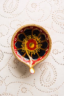 güzel diwali diya, dekoratif arka plan, moody aydınlatma ve seçici odak üzerinde izole stok fotoğraf