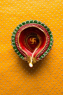 güzel diwali diya, dekoratif arka plan, moody aydınlatma ve seçici odak üzerinde izole stok fotoğraf