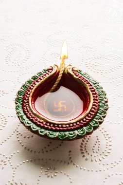 güzel diwali diya, dekoratif arka plan, moody aydınlatma ve seçici odak üzerinde izole stok fotoğraf